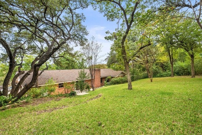 Building Photo - 1601 Cliffside Dr