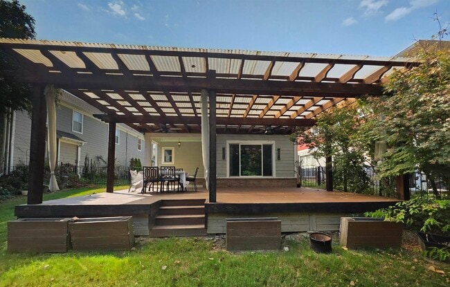 Building Photo - 1090 River Isle Dr