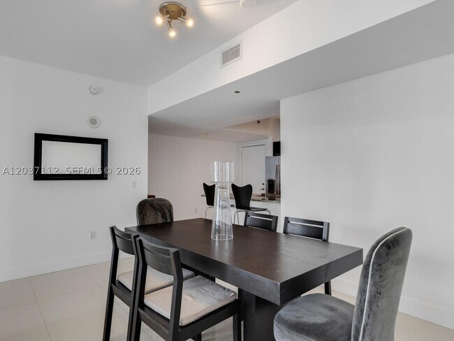 Building Photo - 950 Brickell Bay Dr