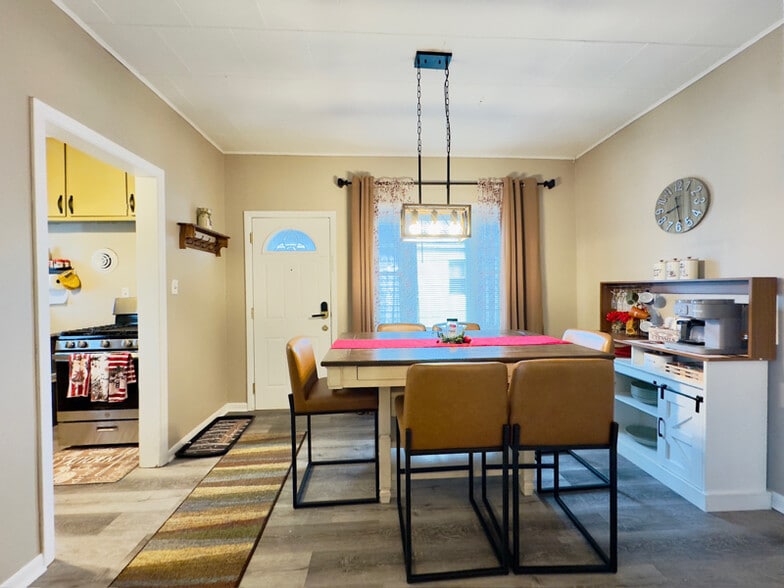 Building Photo - 922 W Broadway St