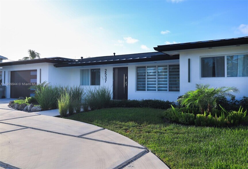 Building Photo - 2537 SE 10th Ct