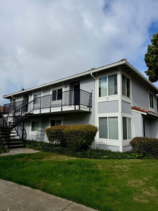 Building Photo - $2,350 / 1 BEDROOM CONDO - PRIME LOCATION!