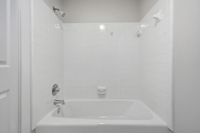 Building Photo - All Brick Home & Large Yard in Niceville!