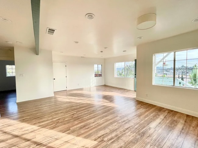 Building Photo - 3 Bed 1 & 1/2 Bath Home in a great Highland Park Location is Now Available!