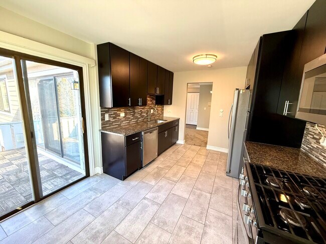 Building Photo - 298 Maplewood Ct