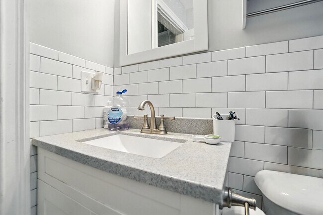 Building Photo - 7 bed/2 bath on Atkinson, Mins. from UC for Only $650/pp ($4,550/mo)!