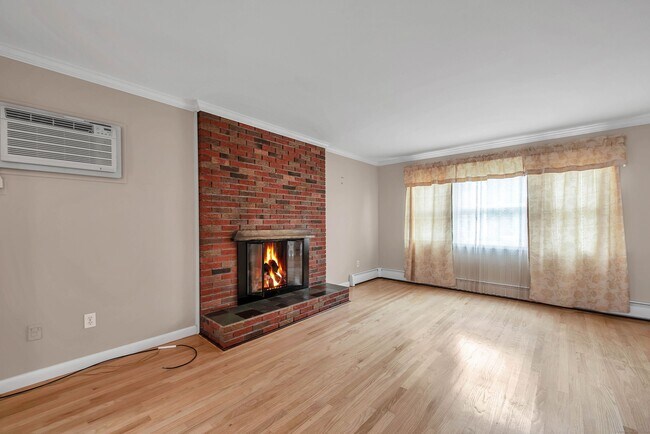Building Photo - 34 Kingswood Rd