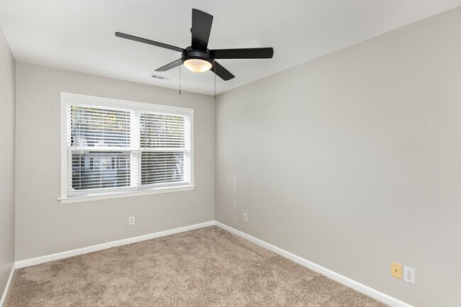 Building Photo - Newly Updated Townhome with Minutes Walk t...