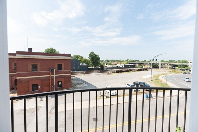 Building Photo - 360 S Elm St
