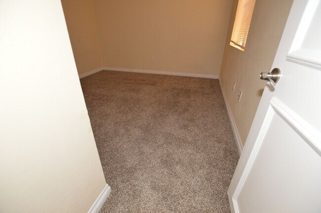 Building Photo - Meridian - Unfurnished 2 Bdrm / 2 Ba Condo - 1 1/2 Blocks off the Strip