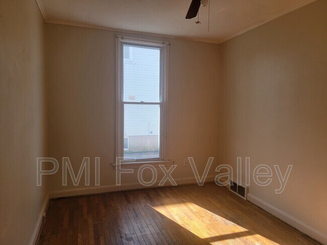 Building Photo - 305 E Doty Ave