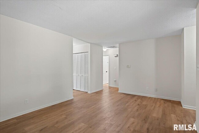 Building Photo - 8 Sundowner Ln
