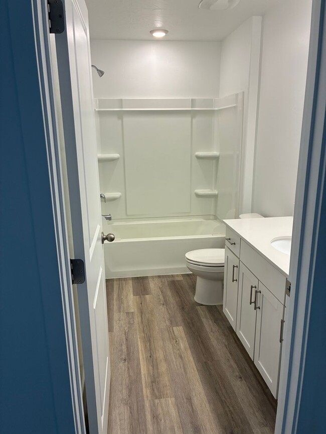Building Photo - 3 Bedroom Townhome