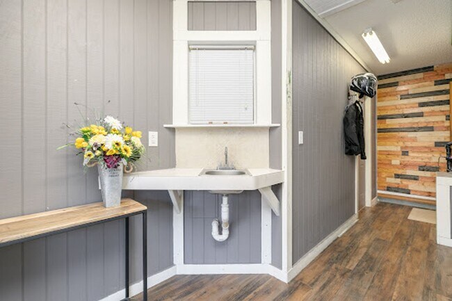 Building Photo - 6385 Banks Ave