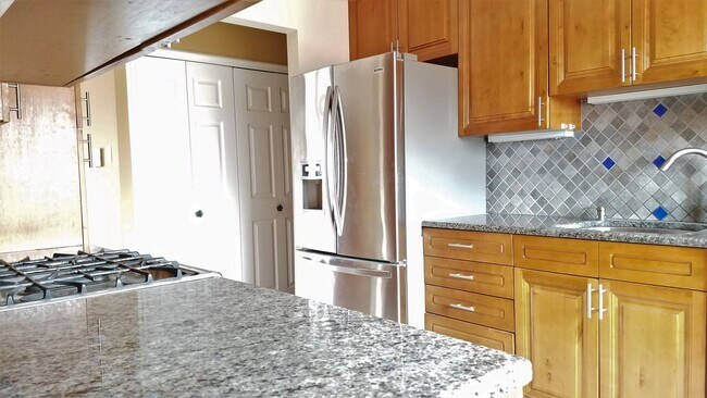 Building Photo - Spacious single family home in established Rockville neighborhood available now!