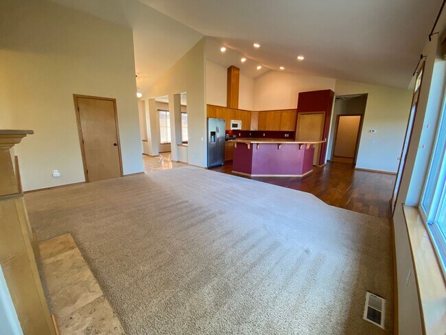 Building Photo - Large 3 Bed Home with Office, Fenced Yard,...