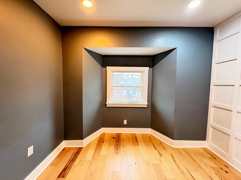 Building Photo - 5842 Hobart St