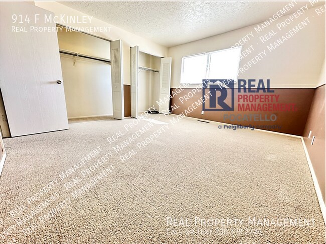 Building Photo - 2 bed 1.5 bath townhome - Covered parking