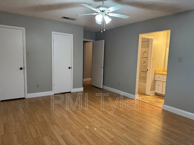 Building Photo - 1005 Towne Lake Dr