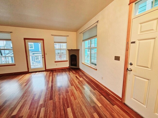 Building Photo - Lovely 2 Bedroom Townhouse Within Walking Distance to Historic Downtown Poulsbo