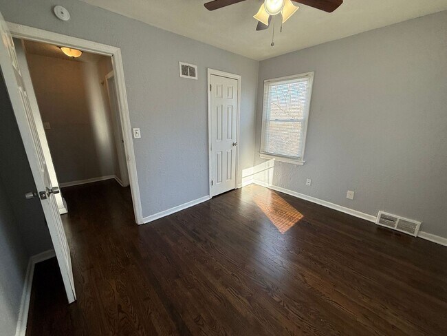 Building Photo - Beautiful 2 Bedroom 1 Bathroom in Kansas City!