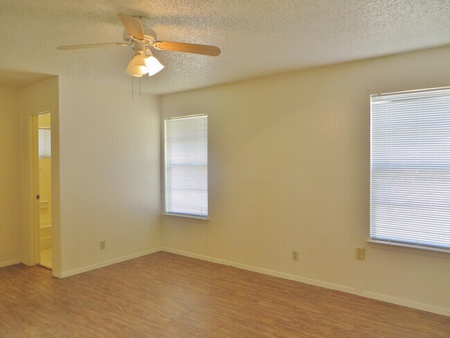 Building Photo - 3 Bedroom 2 Bathroom Georgetown Home