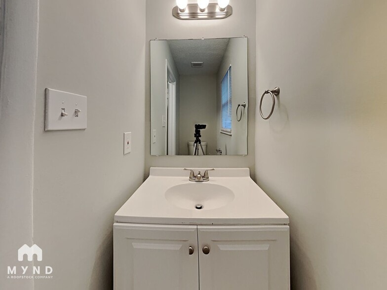 Building Photo - 6301 Ivory Palm Dr