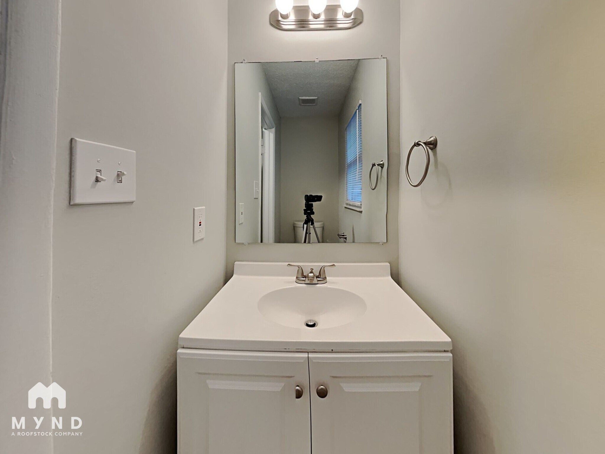 Building Photo - 6301 Ivory Palm Dr