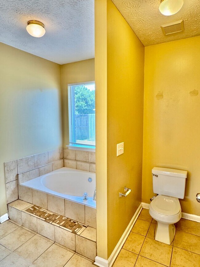 Building Photo - Modern 3-Bedroom Beauty in East Montgomery