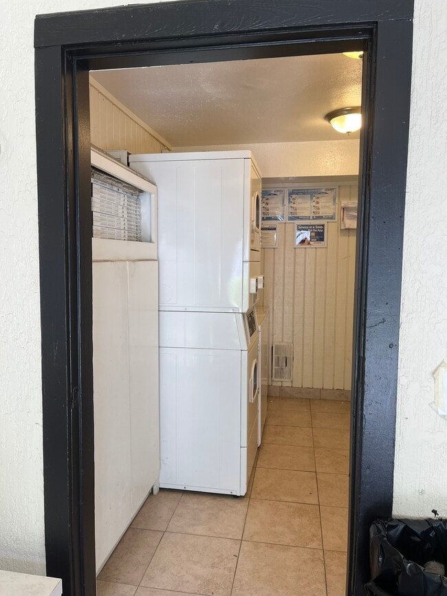 Building Photo - 1275 Witte Rd