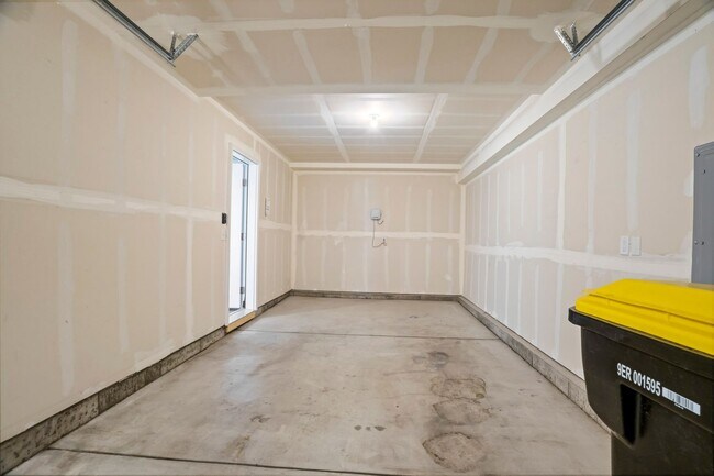 Building Photo - Modern 3bd Home Near Peterson AFB on Power...