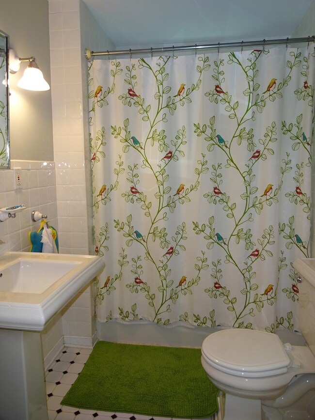 Building Photo - Beautiful Home with Fenced Yard in Rosemont!
