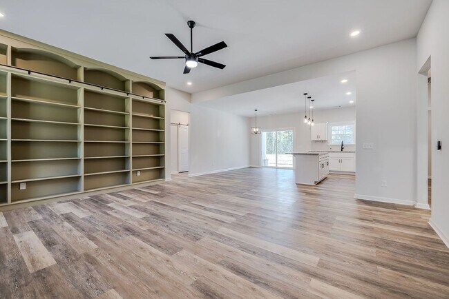 Building Photo - Like-New 4BR, 2.5BA Home with Privacy Fenc...