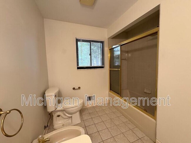 Building Photo - 40250 Pinetree Dr