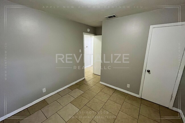 Building Photo - Move-in Ready 3 Bed 1 Bath Home!