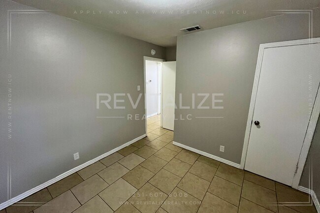 Building Photo - Move-in Ready