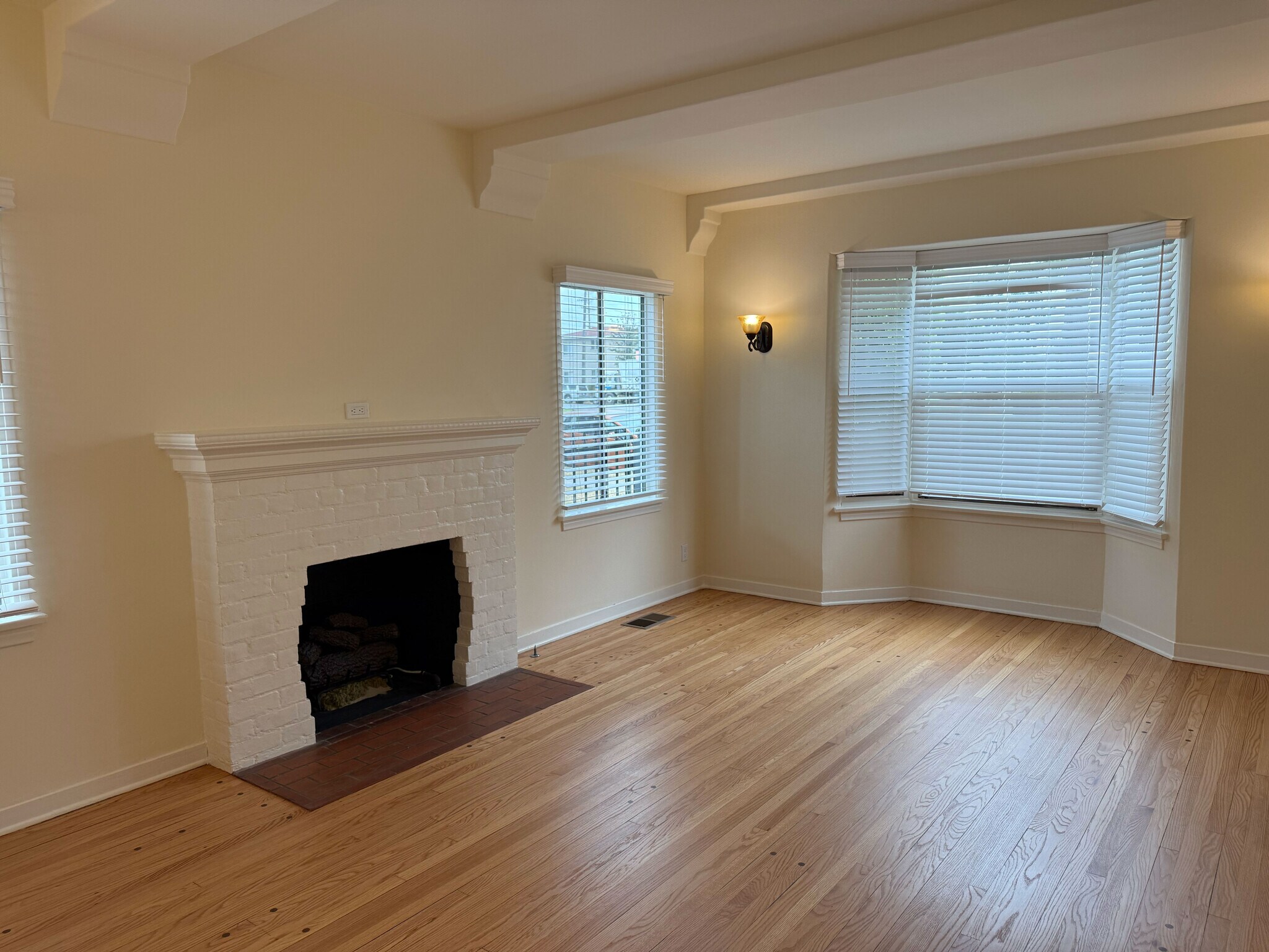 Building Photo - 617 W Glenoaks Blvd