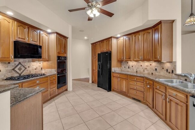Building Photo - Beautiful and Spacious 4Bd 3.5Bath Home in...