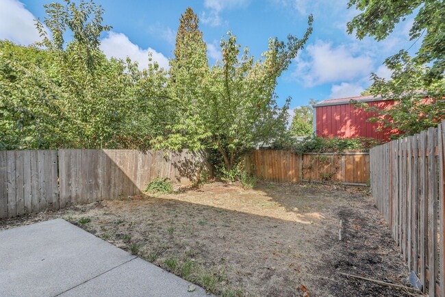 Building Photo - Updated SE Portland Townhome - Near Woodstock