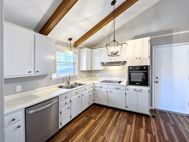 Building Photo - 3-Bedroom Home in a Convenient Location / ...