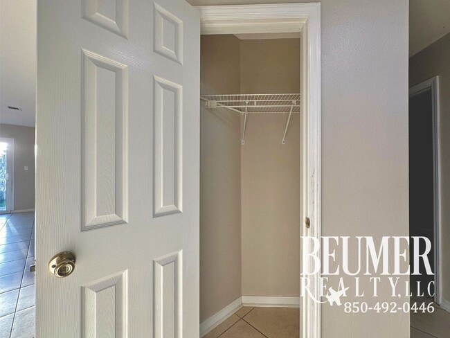 Building Photo - Charming 3br 2 bath Located 4 miles from NAS Back Gate