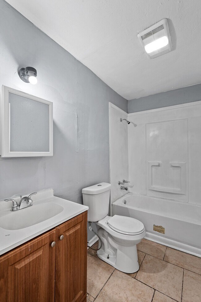 Building Photo - 1820 E Texas St