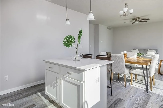 Building Photo - Great 3 Bedroom Single-Family Home in Urba...