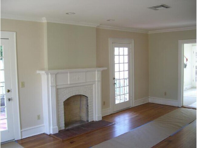 Building Photo - Large 4 Bedroom house with parking in North Campus