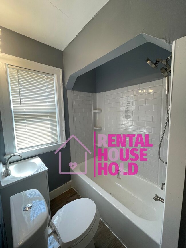 Building Photo - 3 Bedroom 1 Bath Single Family Home Locate...