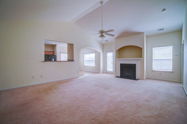 Building Photo - 4 BR/2 BA, 1 Car Garage, Charming Home in ...