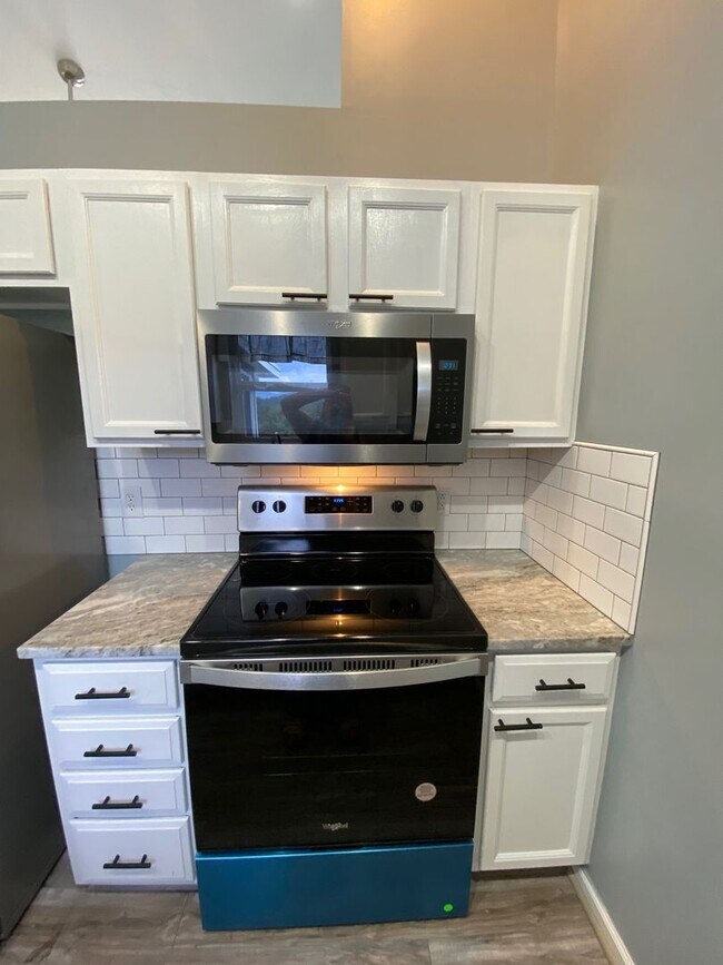 Building Photo - West AVL - Spacious Home in Scenic Bluff S...