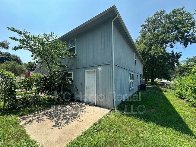Building Photo - 1001 S Hocker Ave