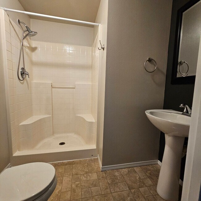 Building Photo - Beautiful Home with Mt. Rainier Views – Close to PSNS & Ferries