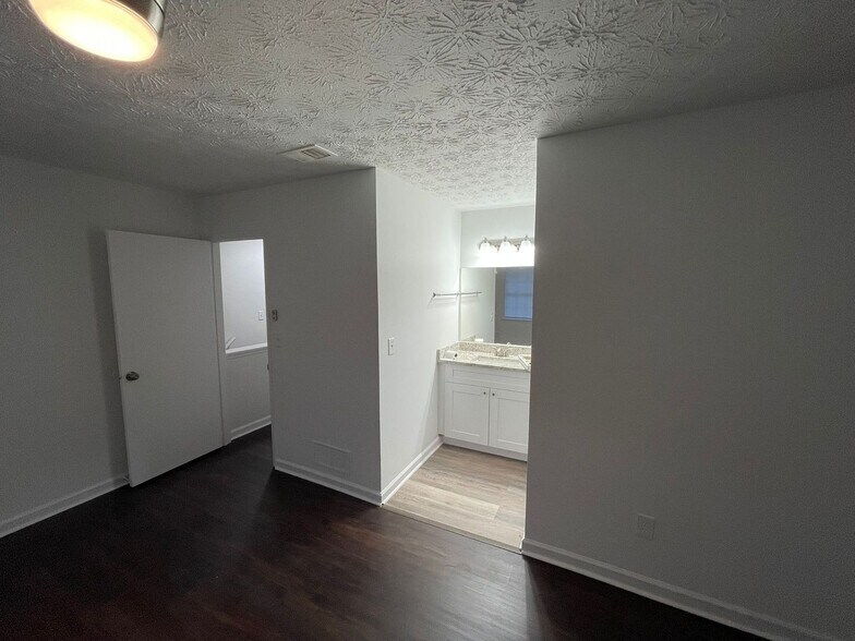 Building Photo - 5963 Thomas Ct